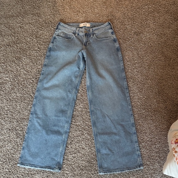 Hollister jeans with a really cute pink bow - Picture 1 of 4